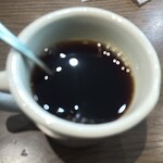 炭火とワイン 巴里食堂 - コーヒー。ミルクは有料だがサトーは無料