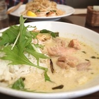 coci - ランチのグリーンカレー
                ドリンクとミニサラダ、マシュマロがついてきて1000円
                ごはんの量が案外多かった、お店の雰囲気がめっちゃ素敵！(*^^*)