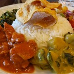 Ceylon Inn - スリランカホームスタイルプレート(デザート付き) 1380円、チキンカレーと里芋とシソのカレーのアングルになります