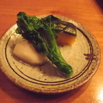 居酒屋浜味家 - 付きだし（かぼちゃ、里芋、菜花の煮物）