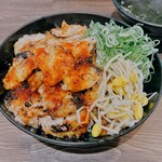 カルビ丼とスン豆腐専門店 韓丼 - お肉1.5倍上てっちゃん丼。