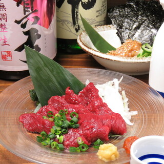 A wide selection of Izakaya (Japanese-style bar) dishes such as horse sashimi from Aizu Sakashita and oden made with Kansai soup stock.