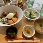 Obon De Gohan - 国産牛焼肉とサーモンハラスのかば焼き丼