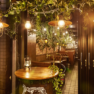 [Beside the station] It's like being in a forest ♪ The stylish interior is perfect for a date or a girls' night out ◎