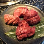 焼肉スエヒロ館 - 牛厚切り花咲きタン　980円