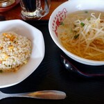 金の豚 中華麺飯食堂 - 料理写真:①ランチ 塩ラーメンとチャーハン