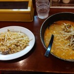 Ra-Men Kamiya - 半チャーハン　大きさの対比（担々麺は食べかけ）