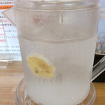 8 CURRY - お水がレモン水。オシャレ感