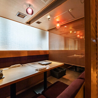 簾で仕切るテーブル席１