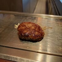 くずし鉄板 あばぐら 神田店 - 目の前の鉄板にやって来た