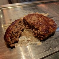 くずし鉄板 あばぐら 神田店 - 柔らかくきめが細かく程よい脂があるハンバーグ