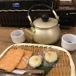 磯丸水産 - お通しとやかんの日本酒