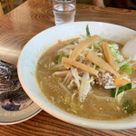 こまつや - 相方は「味噌ラーメン」と「昆布おにぎり」を…