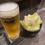 とさかや - 生ビールとお通しのキャベツ