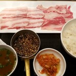 焼肉 ぎゅーとん - 牛カルビ・豚カルビセット：640円