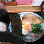 豚骨 ユニバーシティ 濃厚学部 - 具材（海苔・ゆで卵・チャーシュー・かまぼこ・ネギ）