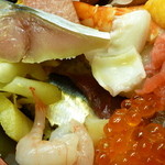 寿司処 博 - 食べかけ、掘っていくと〆鯖発掘、その下には赤身と鰯が