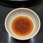 四川伝統火鍋 蜀漢 - お兄さんが手際よく作ってくれたオリジナルのタレ