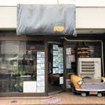 POP - ちょっと入りづらいあやしい喫茶店の雰囲気…勇気を振り絞って入ってみると…あれっ？思いのほか広くてお客さんがたくさん