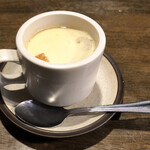 POP - ビールに次いで出てきた茶碗蒸し。お通しではなく、定食についているもよう。具は小口のちくわとかにかま、優しい味付け。コーヒーカップなのがこちらのお店さんらしい