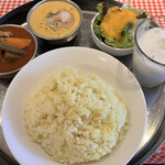 ミラーン - ランチ 2種盛カレー　マサラチキン／海老のカシューナッツカレー（950円、サービスのラッシー）　