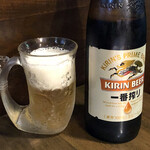 POP - 大瓶ビール680円。楽器を模したグラスがオシャレ