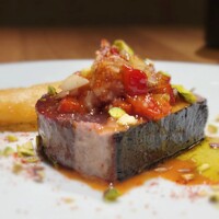 ラ・ボンヌターブル - 鰹の稲藁焼き、独活、赤ピーマンと茗荷のコンデュモン