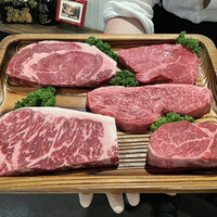 Katsuya charcoal grill steakhouse - 好みで好きな部位を選びましょう！僕は右下ランプ、後輩は右中イチボをチョイスしてシェアしました。