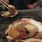かき小屋 - 帆立が焼きあがった！