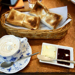 コーヒー苑 - ウインナーコーヒー
            トースト（厚切りトースト）