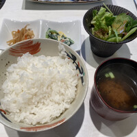 肉の匠 将泰庵 船橋駅前 はなれ店 - 焼肉御膳の前菜とサラダ、ご飯、赤出し