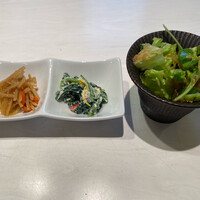 肉の匠 将泰庵 船橋駅前 はなれ店 - 焼肉御膳の前菜とサラダ