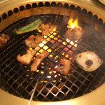 Wagyuu Yakiniku Tendan - ホルモン、脂が炎を纏う