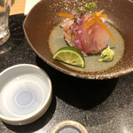 天ぷら 福たろう - 左に見えるのが入り酒。これをつけて食べます