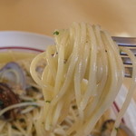 ボラーレ - スパゲッティ　ボンゴレビアンコ；麺はこんな感じ