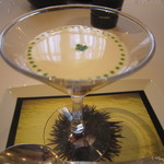 特選生雲丹　甲殻類のジュレになめらかなカリフラワーのクリーム