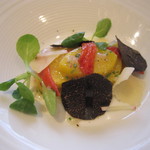 北海道産インカもめざめ　マリネしカルパッチョ仕立てに、トマトコンフィとトリュフを添えて