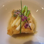 甘鯛　うろこ付きで香ばしく焼き、百合根と枯木柚子のナージュに浮かべて