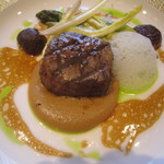 ジョエル・ロブション サロン - 特選牛フィレ肉のトゥルヌード　エシャロットクーリとアスパラガスを添えて