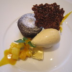 ジョエル・ロブション サロン - フォンダンショコラ　バニラのアイスクリームとエキゾチックフルーツを添えて