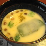 白味噌のお椀は生湯葉となめこ
