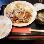 生ホルモン焼 じんろ - 料理写真:豚生姜焼き定食　880円