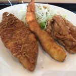 Ekimae Yappa Shokudou - 左から、白身魚のフライ、エビフライ、鶏の唐揚げ