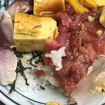 Ugetsu Zushi - 海鮮丼のアップ