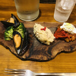Osteria Meta-Meta - 前菜の盛り合わせ
            ・ムール貝とブロッコリーのアーリオ・オーリオ
            ・燻製サバのポテトサラダ
            ・ペペロナータ