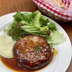 シェ・アンドレ・ドゥ・サクレクール - 本日の料理（ステーキアッシュ〜牛肉100%のハンバーグ〜）¥1350