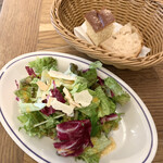 タロス - ランチのサラダとパン