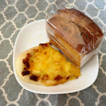 Taiyou Breads. - ハチミツチーズピザ（食べかけです^ ^:）とチョコくるみミニ食パン