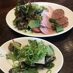 ROCK - 腸詰屋のハムサラダとくらかけ豆腐。野菜がたっぷりで意外とお腹も満足☆ハムの美味しさは勿論のこと、くらかけ豆腐の味の濃さよ☆