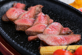 h Kominka Izakaya Komachi - 厚切り極上牛タン元
          当店オススメの料理の１つ。遠赤外線の焼き網を使用し、じっくり焼いています。※採算度外視のサービス商品（数量限定）★原則各テーブル１品とさせていただきます。